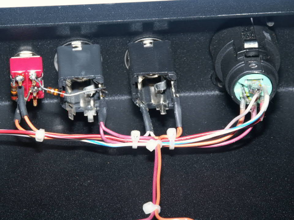 A close up on the internal wiring of the DS-5R